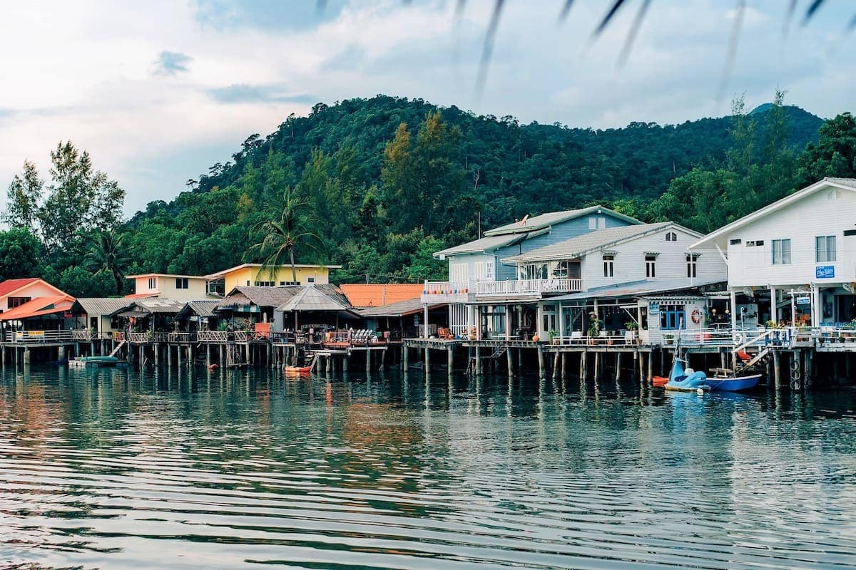 Village pilotis sur une île en Thaïlande dans notre article Les 8 plus belles îles de la Thaïlande à découvrir #Thaïlande #îles #voyage #Asie #Asiedusudest 