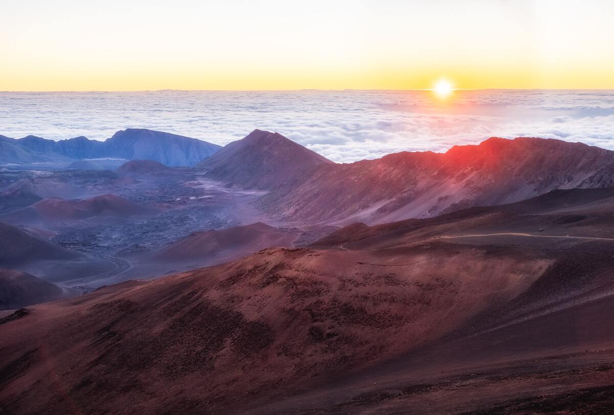 Lever de soleil sommet volcan Haleakala à Maui dans notre article Découvrir le Parc national de Haleakala sur Maui à Hawaii en 8 activités incontournables #Hawaii #Maui #Haleakala #ParcNationalHaleakala #Voyage