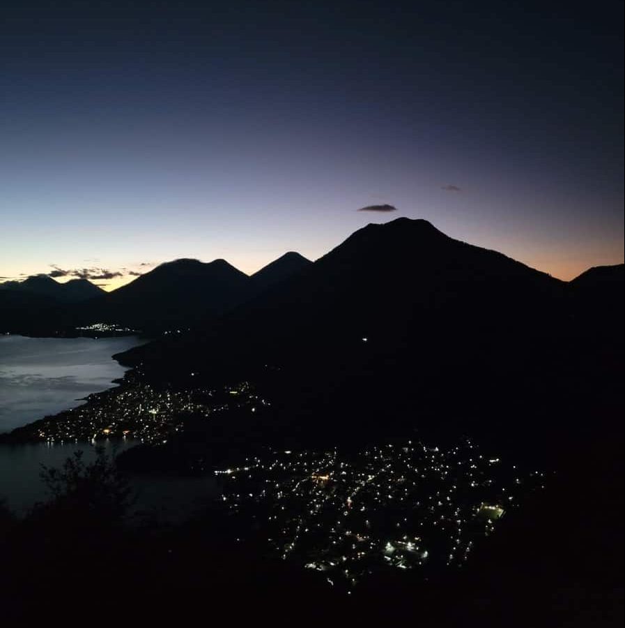 Vue depuis le Indian Nose la nuit dans notre article Quoi faire au Lac Atitlan au Guatemala : mes 5 jours au Lago Atitlán #Atitlan #Guatemala #Amériquecentrale #LagoAtitlan 