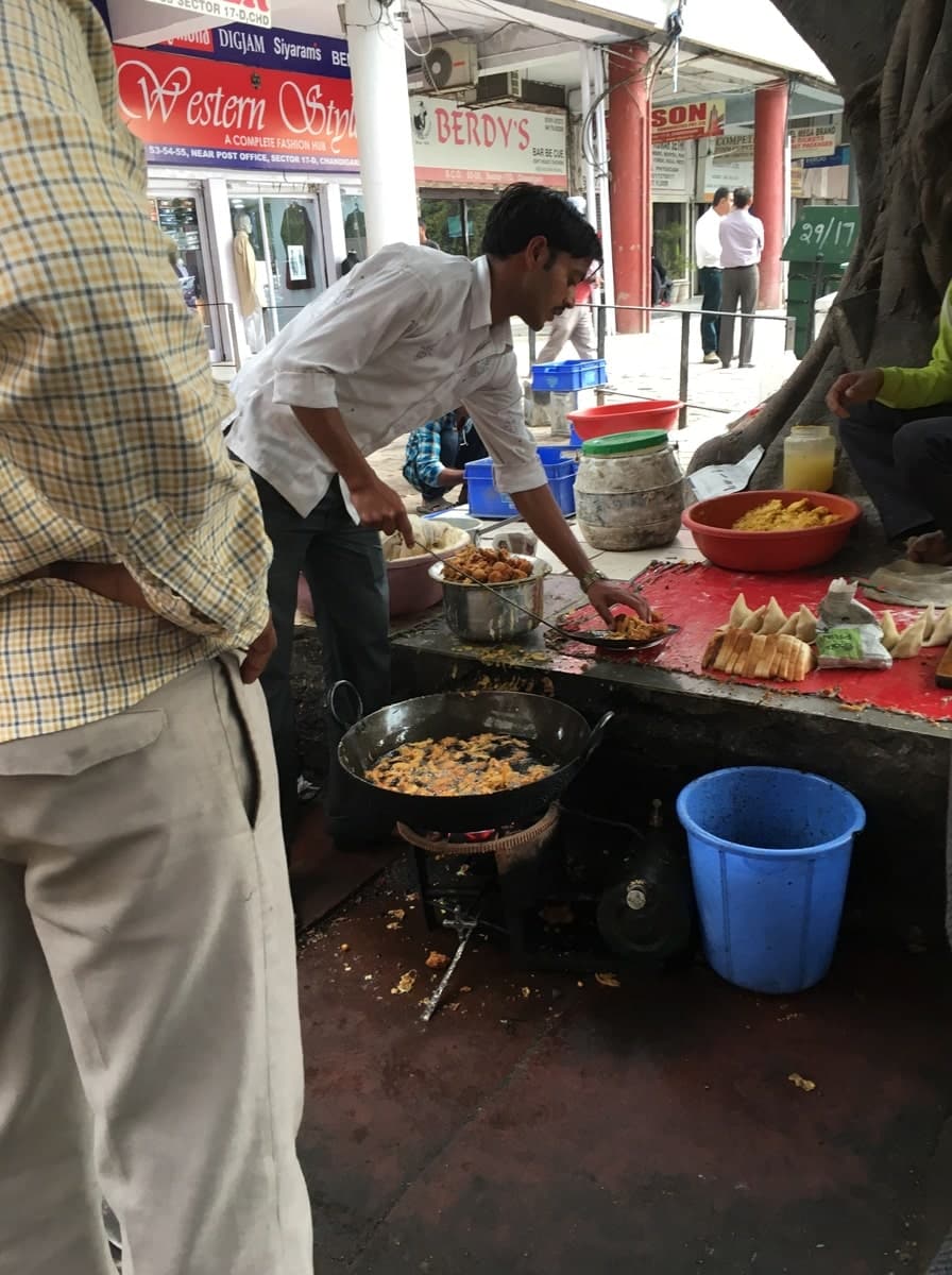 La nourriture de rue à New Delhi dans notre article Visiter New Delhi en Inde : Que faire et que voir en 14 coups de coeur #NewDelhi #Inde #VisiterNewDelhi #IndeDuNord #AsieduSud