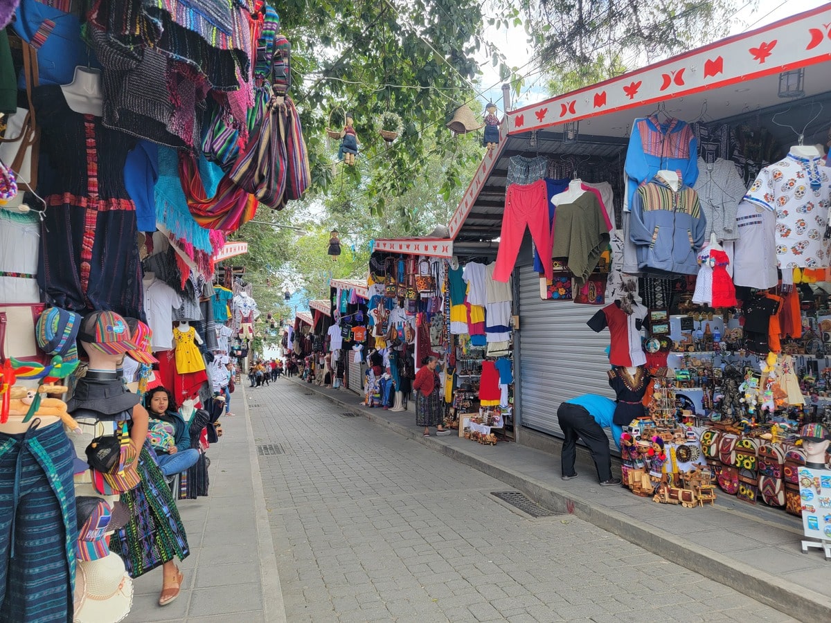 Ruelles et boutiques à Panajachel dans notre article Quoi faire au Lac Atitlan au Guatemala : mes 5 jours au Lago Atitlán #Atitlan #Guatemala #Amériquecentrale #LagoAtitlan 