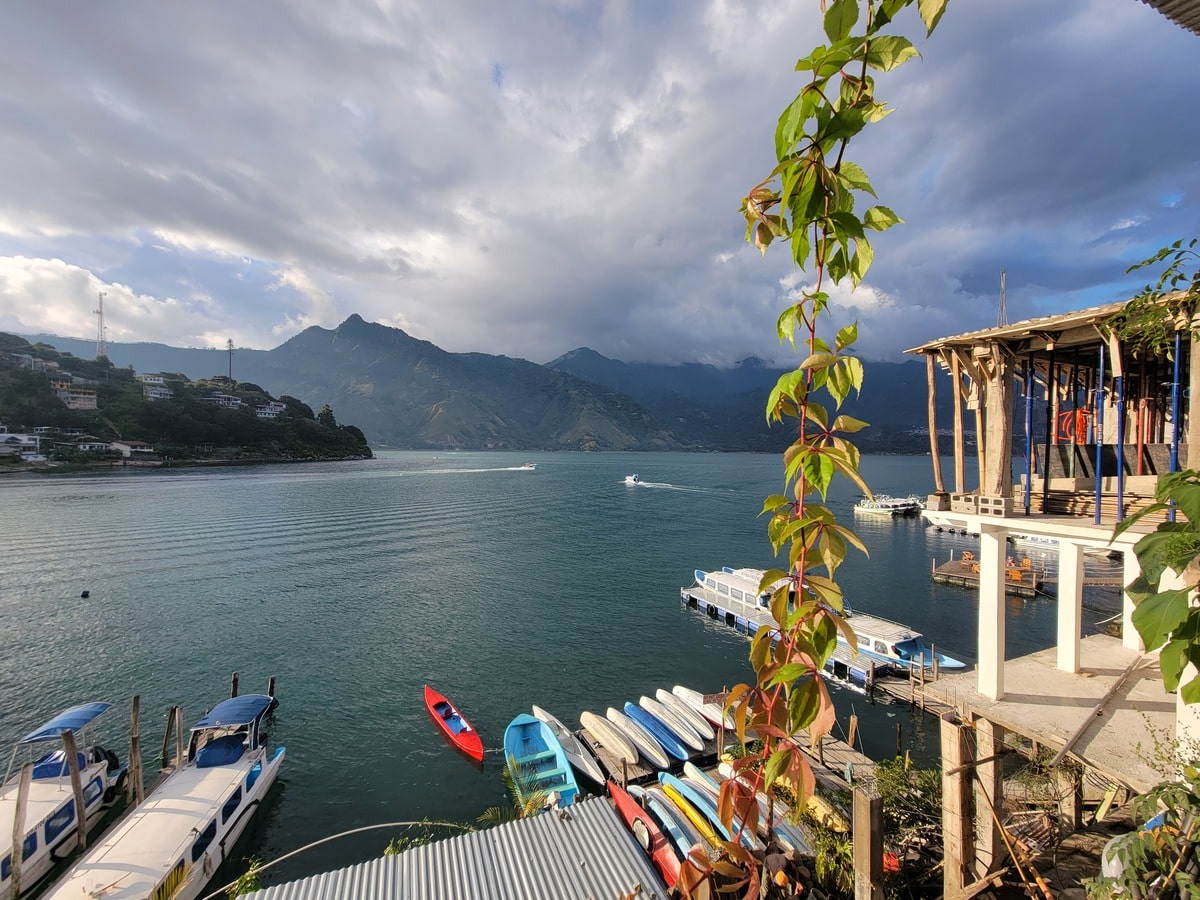 Vue du restaurant à San Pedro dans notre article Quoi faire au Lac Atitlan au Guatemala : mes 5 jours au Lago Atitlán #Atitlan #Guatemala #Amériquecentrale #LagoAtitlan 
