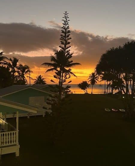 Coucher de soleil à Raiatea dans notre article Îles de Polynésie française : que faire à Huahine, Raiatea et Moorea hors des sentiers battus #Polynésiefrançaise #ÎlesPolynésie #Huahine #Raietea #Moorea 