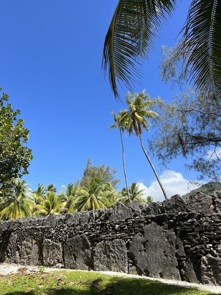 Marae de Manunu à Huahine dans notre article Îles de Polynésie française : que faire à Huahine, Raiatea et Moorea hors des sentiers battus #Polynésiefrançaise #ÎlesPolynésie #Huahine #Raietea #Moorea 