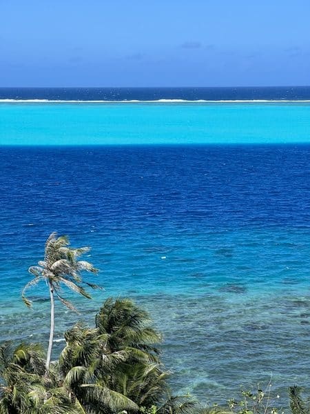 Les teintes bleues de l'eau de l'île de Huahine dans notre article Îles de Polynésie française : que faire à Huahine, Raiatea et Moorea hors des sentiers battus #Polynésiefrançaise #ÎlesPolynésie #Huahine #Raietea #Moorea 