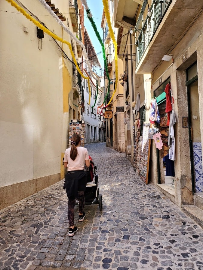 Visiter le quartier de l'Alfama à Lisbonne avec bébé dans notre article Partir au Portugal avec un bébé : mes 2 semaines de voyage en solo avec un bébé #Portugal #Voyage #Europe #Solo #VoyageAvecBébé 
