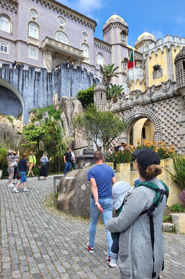 Visite du Pena Palace à Sintra avec un bébé dans notre article Partir au Portugal avec un bébé : mes 2 semaines de voyage en solo avec un bébé #Portugal #Voyage #Europe #Solo #VoyageAvecBébé 