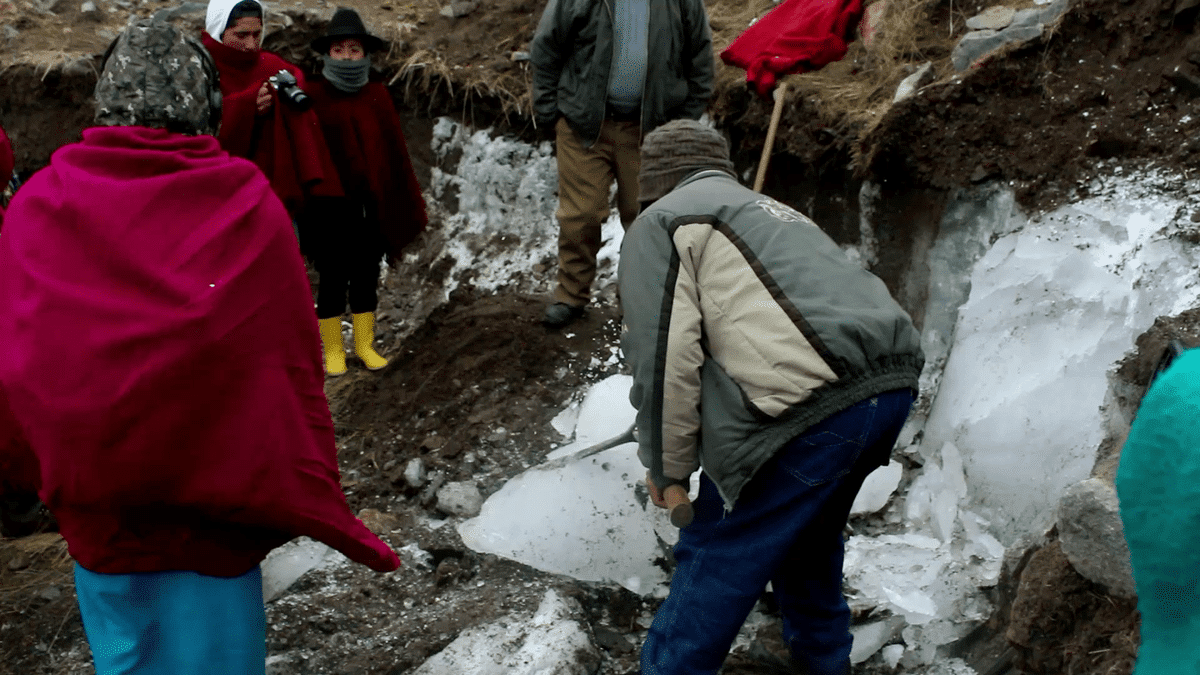 Extraction de la glace du Chimborazo en mémoire du métier de hieleros  dans notre article Volcan Chimborazo en Équateur : Mon ascension du Chimborazo sur les traces des Hieleros #Chimborazo #Volcan #Équateur #AscensionChimborazo 
