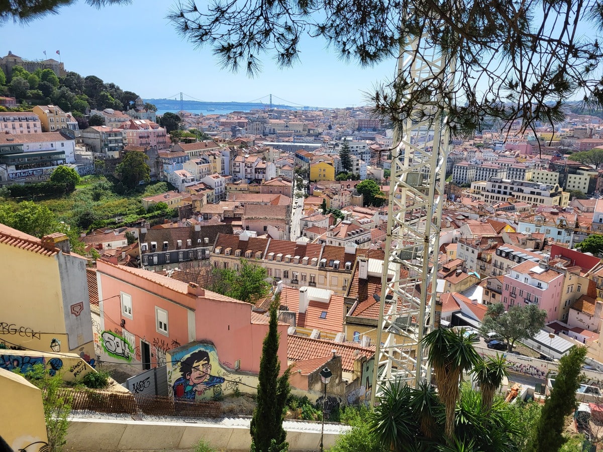 Point de vue sur Lisbonne dans notre article Partir au Portugal avec un bébé : mes 2 semaines de voyage en solo avec un bébé #Portugal #Voyage #Europe #Solo #VoyageAvecBébé 