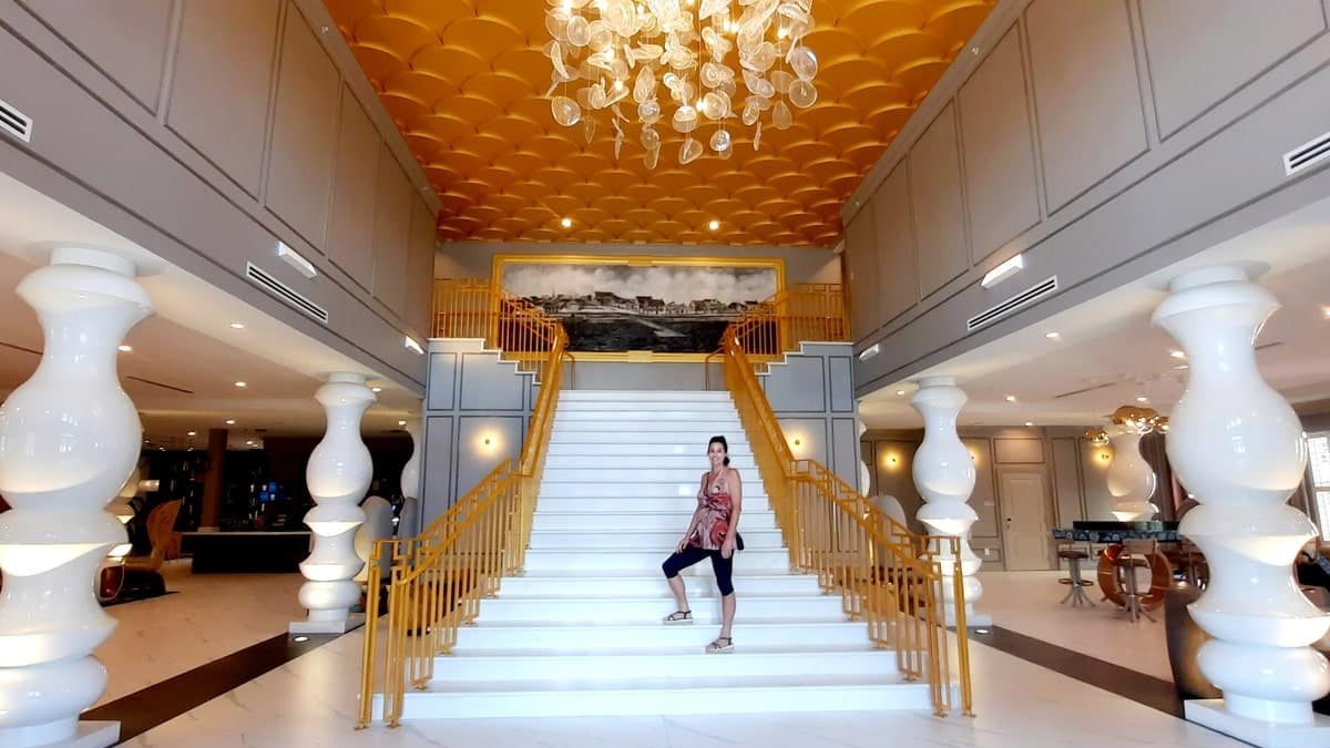 Escaliers de l'hôtel Marriott Renaissance dans notre article Visiter St Augustine en Floride : Nos bonnes adresses et que faire lors d’un séjour #StAugustine #Floride #ÉtatsUnis #SaintAugustine #USA