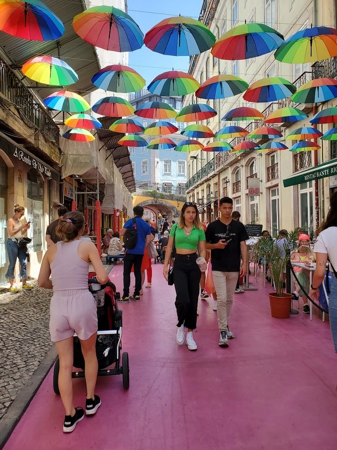 Pink Street à Lisbonne avec bébé dans notre article Partir au Portugal avec un bébé : mes 2 semaines de voyage en solo avec un bébé #Portugal #Voyage #Europe #Solo #VoyageAvecBébé 