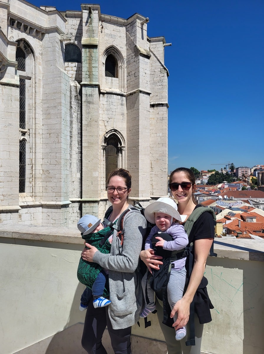 Utiliser le porte-bébé en voyage dans notre article Partir au Portugal avec un bébé : mes 2 semaines de voyage en solo avec un bébé #Portugal #Voyage #Europe #Solo #VoyageAvecBébé 