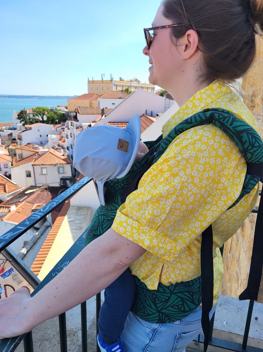 Porte-bébé au mirador de Lisbonne dans notre article Partir au Portugal avec un bébé : mes 2 semaines de voyage en solo avec un bébé #Portugal #Voyage #Europe #Solo #VoyageAvecBébé 