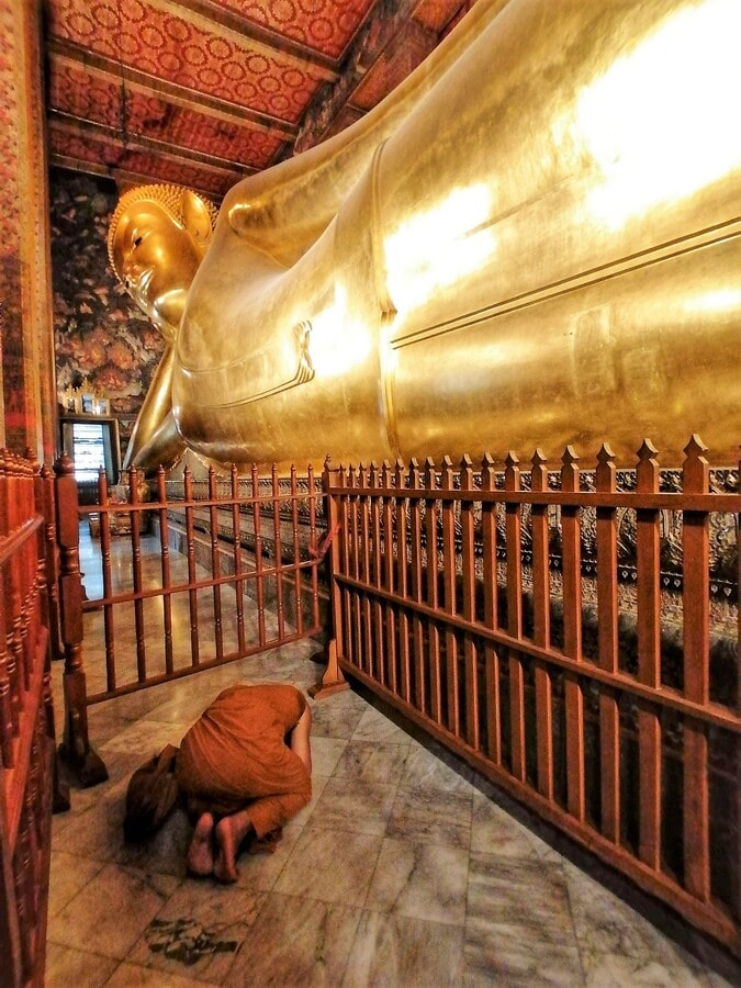 Moine au Wat Pho dans notre article Que faire à Bangkok et que voir : visiter Bangkok en Thaïlande en 12 incontournables #Bangkok #Thaïlande #Asie #AsieduSudEst#VisiterBangkok 