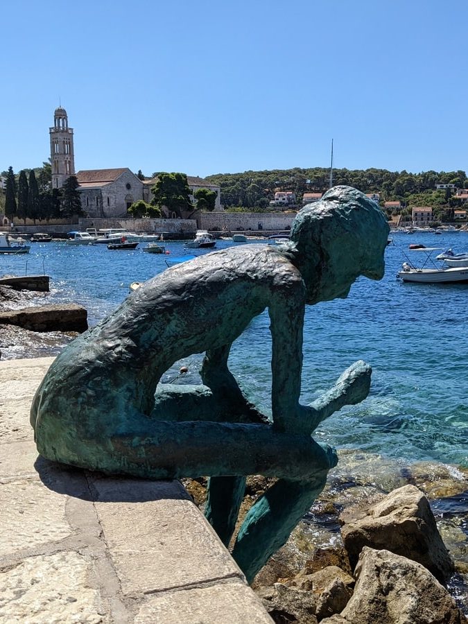 Hvar et son bord de l'eau dans notre article Que voir et que faire en Croatie en 8 incontournables à visiter #Croatie #Europe #ActivitésCroatie #VisiterCroatie #Voyage