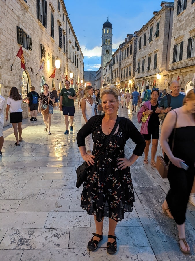 Rue Stradun à Dubrovnik dans notre article Que voir et que faire en Croatie en 8 incontournables à visiter #Croatie #Europe #ActivitésCroatie #VisiterCroatie #Voyage