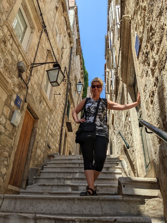 Marche dans Dubrovnik dans notre article Que voir et que faire en Croatie en 8 incontournables à visiter #Croatie #Europe #ActivitésCroatie #VisiterCroatie #Voyage