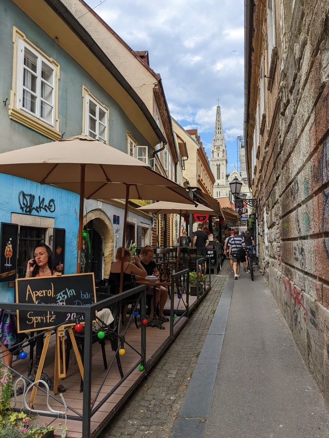 Rue Skalinska à Zagreb dans notre article Que voir et que faire en Croatie en 8 incontournables à visiter #Croatie #Europe #ActivitésCroatie #VisiterCroatie #Voyage