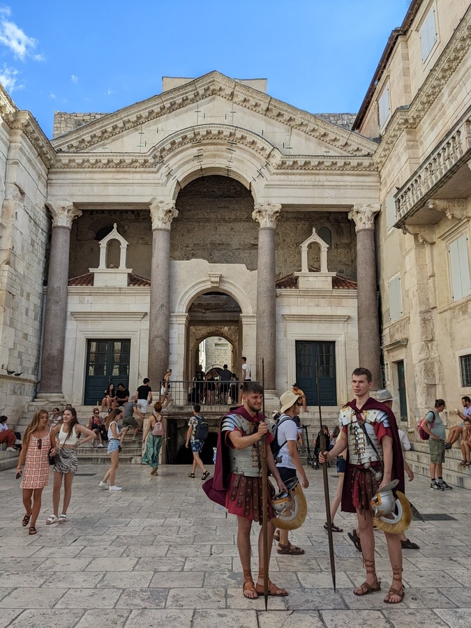 Palais de Dioclétien à Split dans notre article Que voir et que faire en Croatie en 8 incontournables à visiter #Croatie #Europe #ActivitésCroatie #VisiterCroatie #Voyage