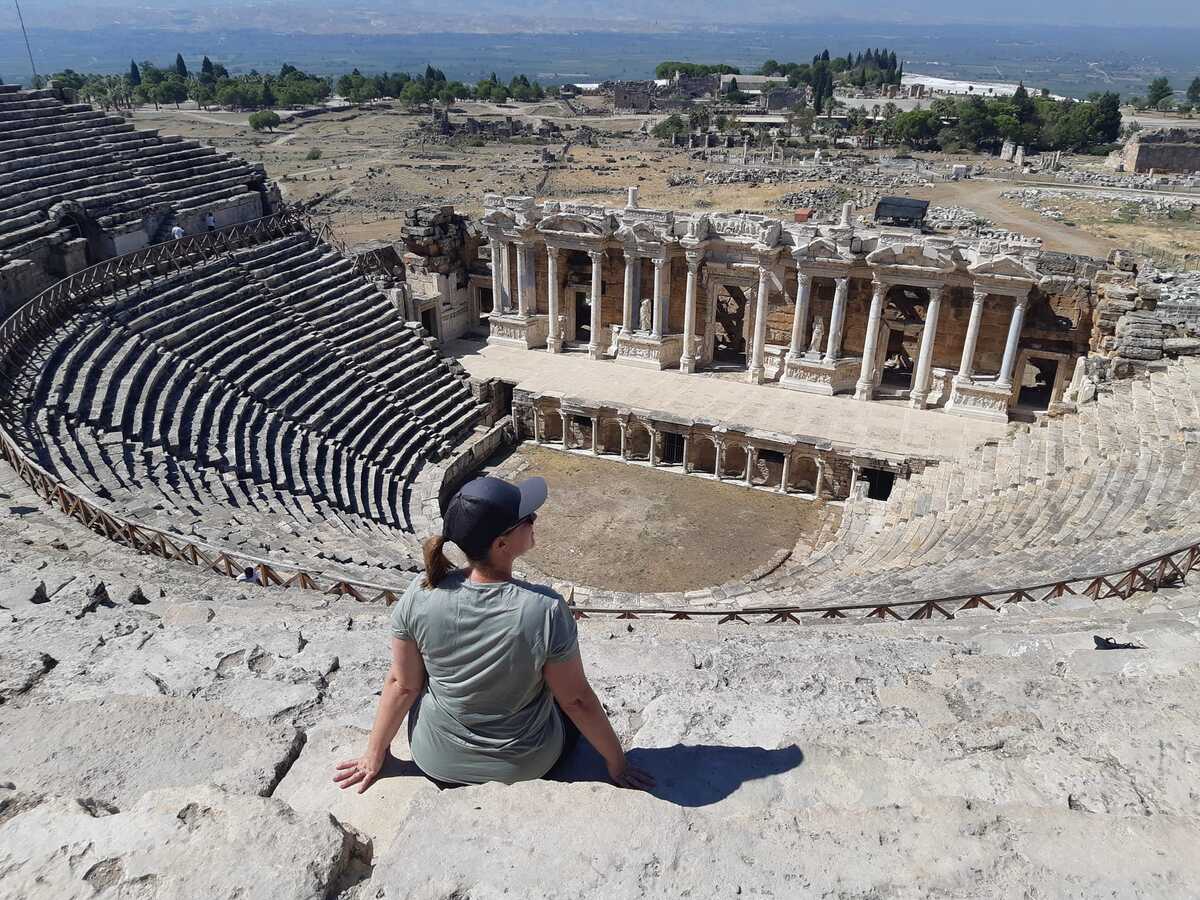 Amphitéâtre cité antique de Hiérapolis à Pammukale dans notre article Visiter le Sud-Ouest de la Turquie en 5 incontournables #Turquie #SudOuestTurquie #Voyage #IncontournableTurquie #VisiterTurquie