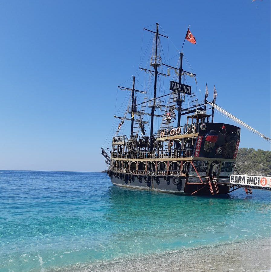 Croisière sur un bateau pirate à Oludeniz dans notre article Visiter le Sud-Ouest de la Turquie en 5 incontournables #Turquie #SudOuestTurquie #Voyage #IncontournableTurquie #VisiterTurquie