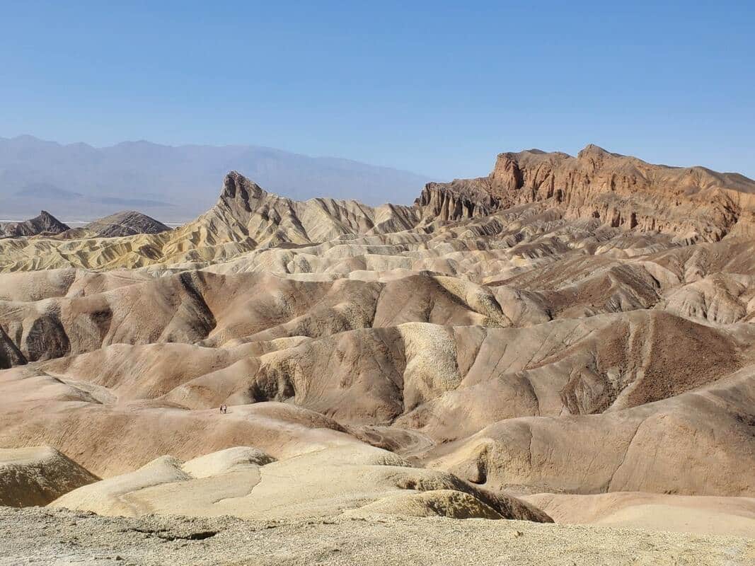 Paysage de Death Valley dans notre article Mes 10 parcs nationaux des USA préférés que j’ai visités lors de mon road trip #ParcsNationaux #USA #roadtrip #ÉtatsUnis #Randonnée