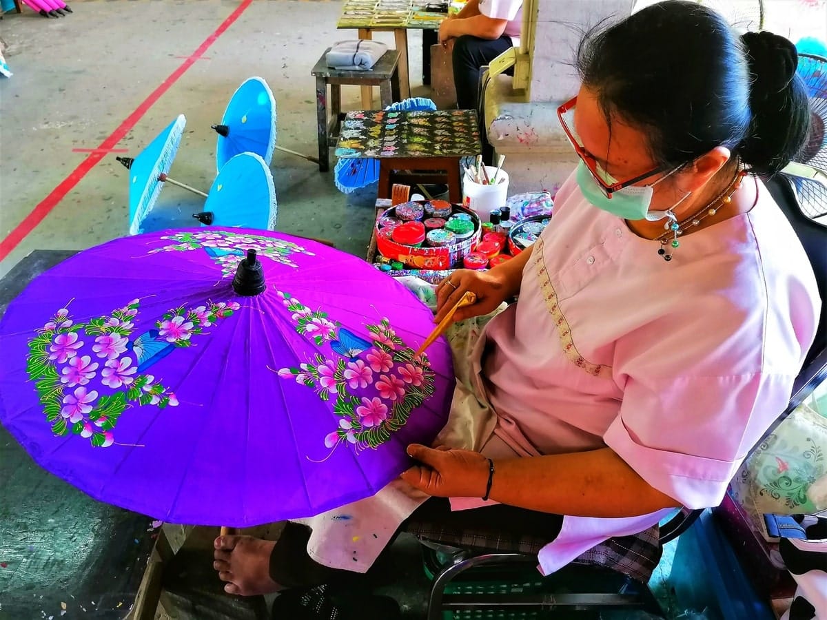 Fabrication de ombrelles à Bo Sang à Chiang Mai dans notre article Visiter Chiang Mai en 10 incontournables : que voir et que faire à Chiang Mai en Thaïlande #ChiangMai #Thaïlande #AsieduSudEst #NordThailande #VisiterChiangMai