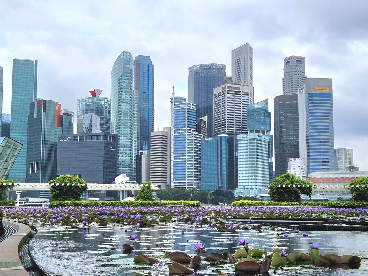 Skyline de jour à Singapour dans notre article Visiter Singapour : découvrir les atouts de cette ville durable entre technologie et environnement #Singapour #VisiterSingapour #Asie #AsieSudEst #Durable 