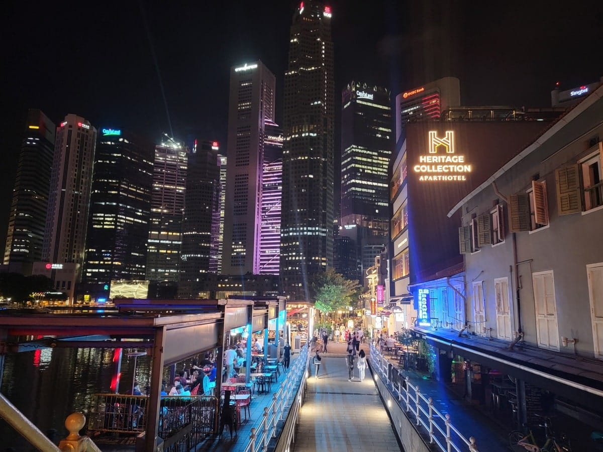 Singapour de nuit dans notre article Visiter Singapour : découvrir les atouts de cette ville durable entre technologie et environnement #Singapour #VisiterSingapour #Asie #AsieSudEst #Durable 
