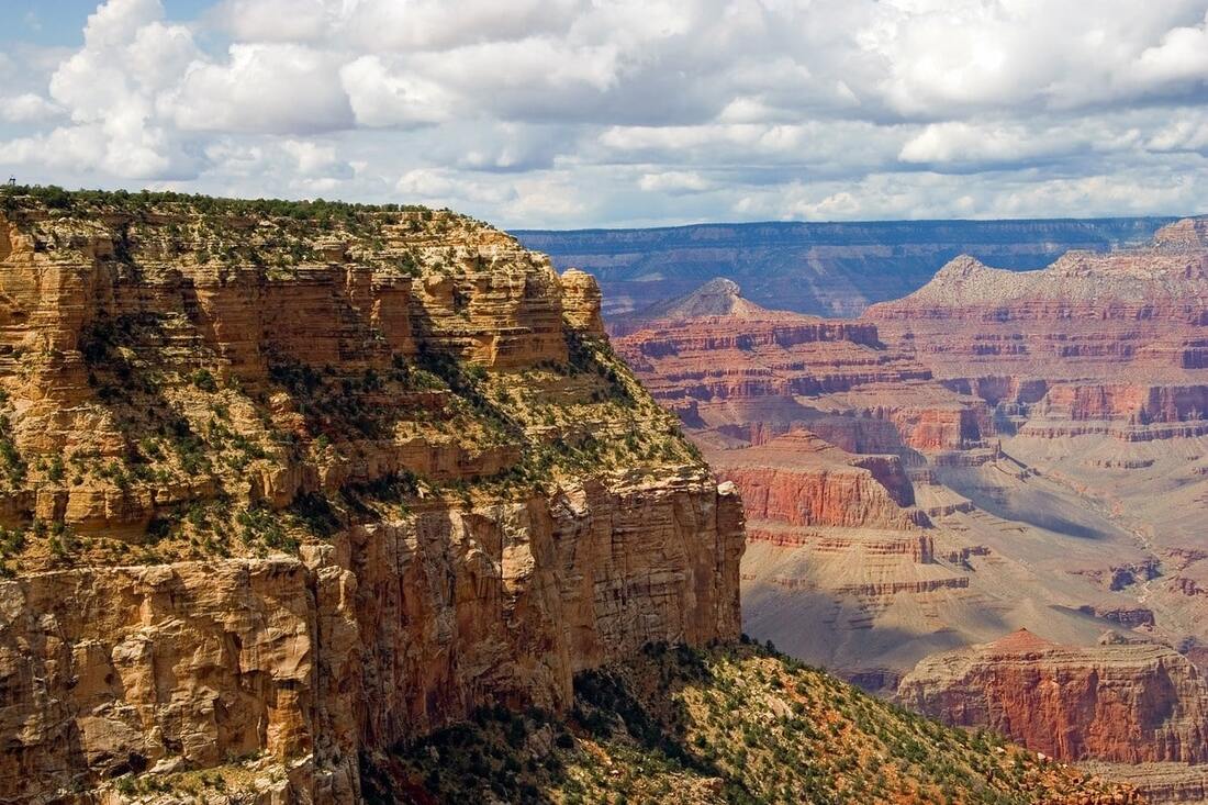 Falaises du parc national du Grand Canyon dans notre article Mes 10 parcs nationaux des USA préférés que j’ai visités lors de mon road trip #ParcsNationaux #USA #roadtrip #ÉtatsUnis #Randonnée