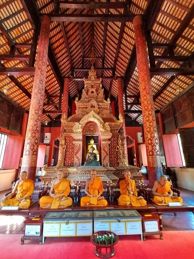 Statues Wat Phra Singh dans notre article Visiter Chiang Mai en 10 incontournables : que voir et que faire à Chiang Mai en Thaïlande #ChiangMai #Thaïlande #AsieduSudEst #NordThailande #VisiterChiangMai