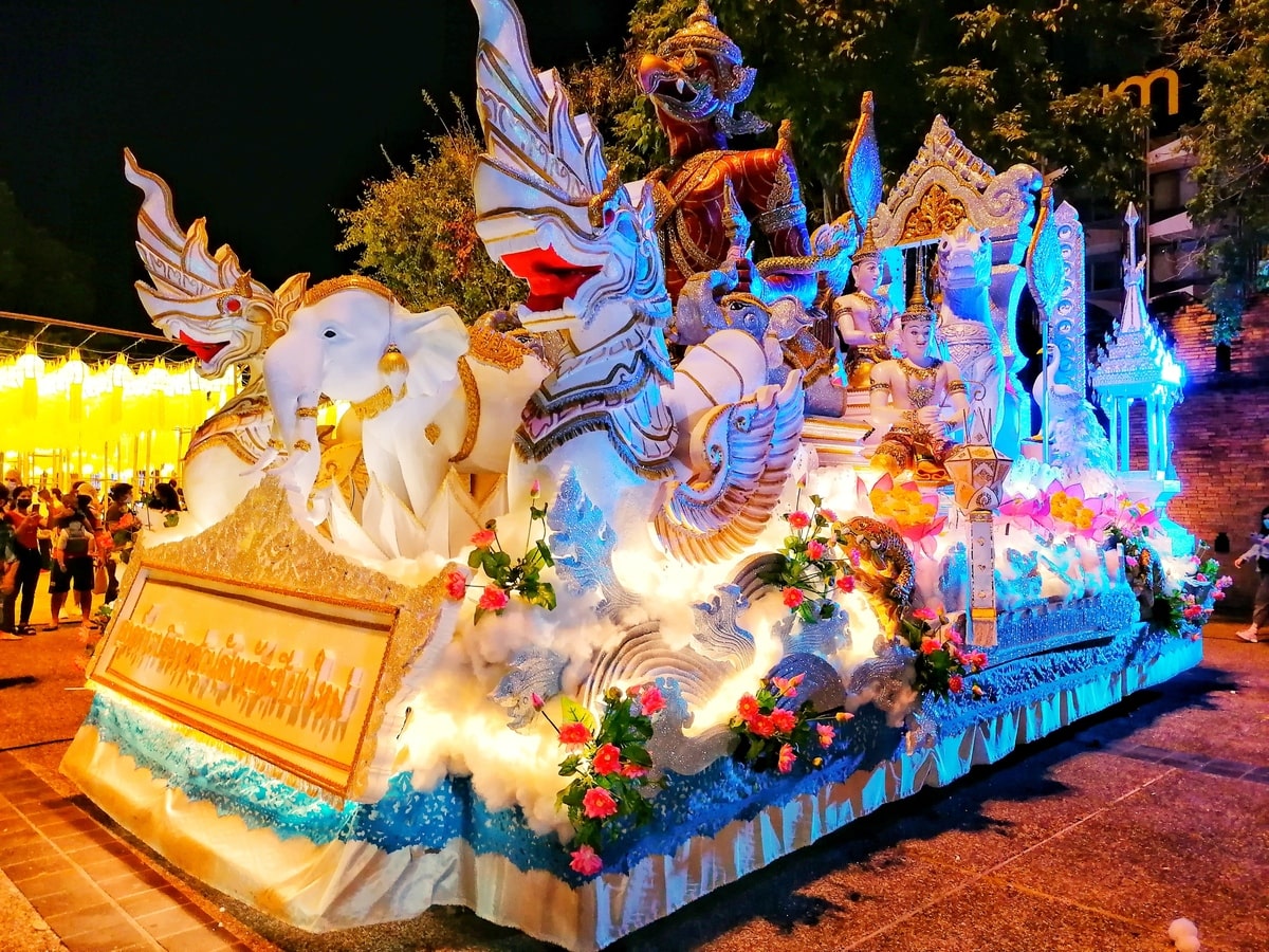 Parade Chiang Mai dans notre article Visiter Chiang Mai en 10 incontournables : que voir et que faire à Chiang Mai en Thaïlande #ChiangMai #Thaïlande #AsieduSudEst #NordThailande #VisiterChiangMai
