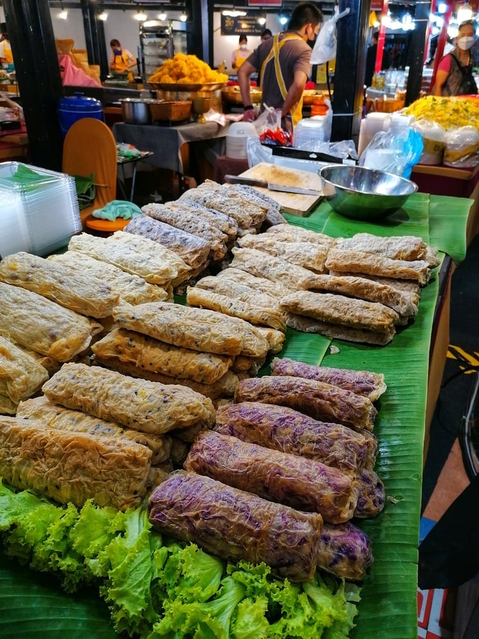 Nourriture au marché de Chiang Mai dans notre article Visiter Chiang Mai en 10 incontournables : que voir et que faire à Chiang Mai en Thaïlande #ChiangMai #Thaïlande #AsieduSudEst #NordThailande #VisiterChiangMai