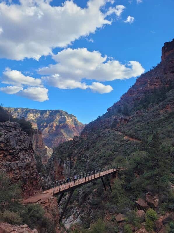 Randonnée dans le Grand Canyon dans notre article Mes 10 parcs nationaux des USA préférés que j’ai visités lors de mon road trip #ParcsNationaux #USA #roadtrip #ÉtatsUnis #Randonnée