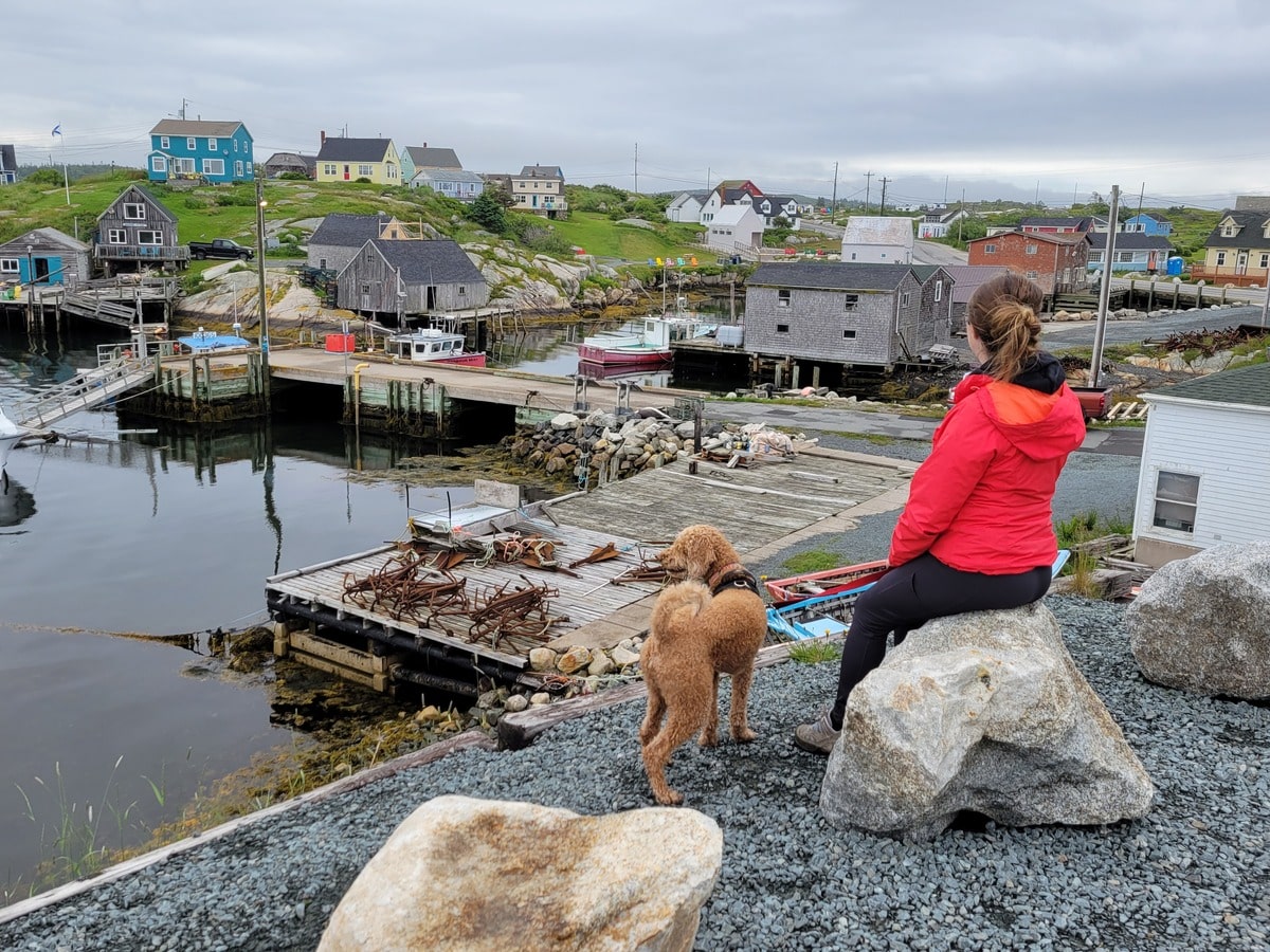 Visite de Peggy's Cove avec son chien dans notre article Road trip en Nouvelle-Écosse avec son chien : que faire et où aller #NouvelleÉcosse #Roadtrip #RoadtripNouvelleÉcosse  #RoadtripChien #VoyageChien