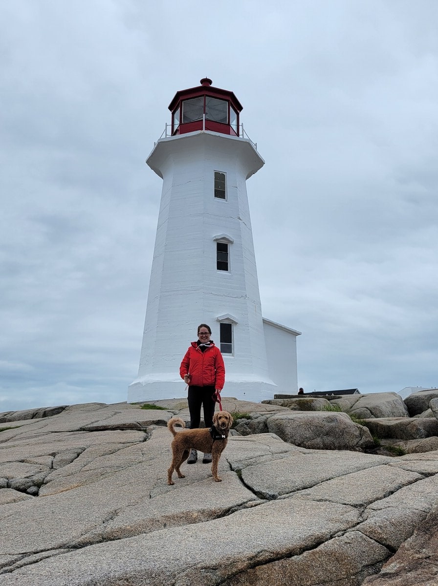 Phare de Peggy’s Cove dans notre article Road trip en Nouvelle-Écosse avec son chien : que faire et où aller #NouvelleÉcosse #Roadtrip #RoadtripNouvelleÉcosse  #RoadtripChien #VoyageChien