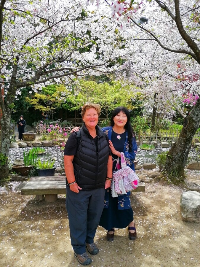 Pose devant des cerisiers en fleurs à Himeji dans notre article Visiter le Sud du Japon : itinéraire à travers 7 villes incontournables au sud de Kobe #SudJapon #Japon #Asie #Voyage #ItinéraireJapon 