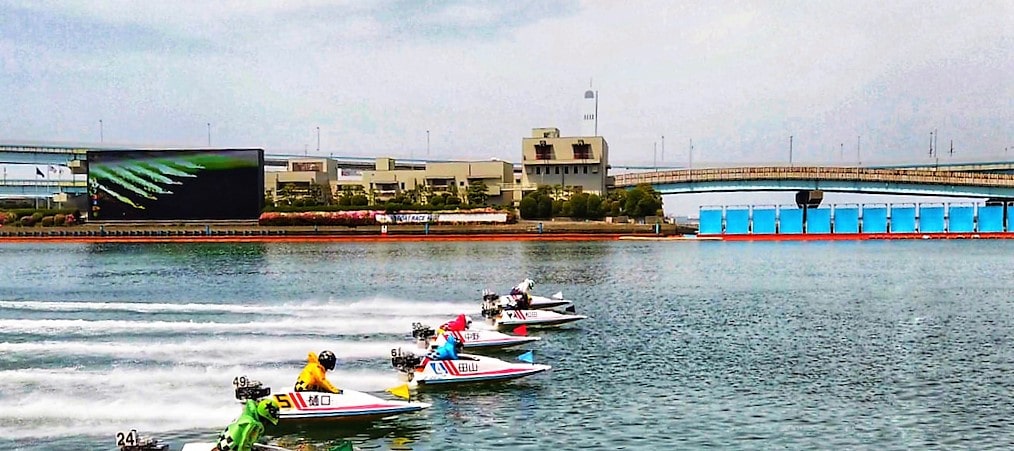 Course de Speedboat à Fukuoka dans notre article Visiter le Sud du Japon : itinéraire à travers 7 villes incontournables au sud de Kobe #SudJapon #Japon #Asie #Voyage #ItinéraireJapon 