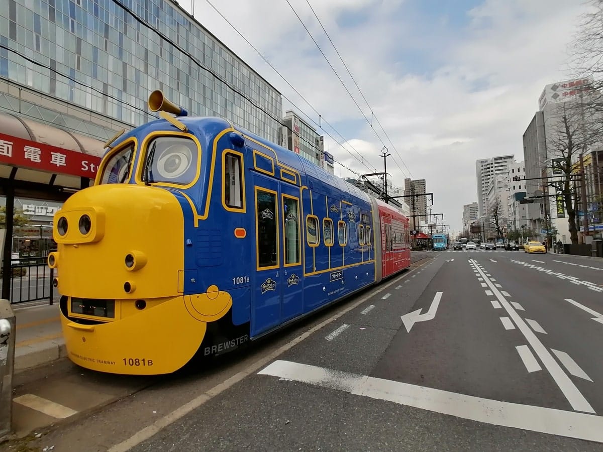 Trams d'Okayama dans notre article Visiter le Sud du Japon : itinéraire à travers 7 villes incontournables au sud de Kobe #SudJapon #Japon #Asie #Voyage #ItinéraireJapon 