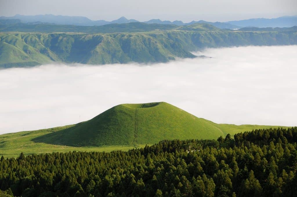 Volcan Komezuka dans notre article Visiter le Sud du Japon : itinéraire à travers 7 villes incontournables au sud de Kobe #SudJapon #Japon #Asie #Voyage #ItinéraireJapon 