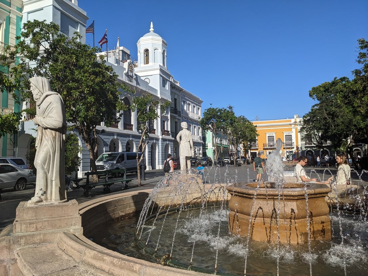 Plaza de Armas dans notre article Visiter San Juan à Porto Rico : que faire à San Juan en 8 incontournables #SanJuan #PortoRico #PuertoRico #Voyage #ActivitésSanJuan