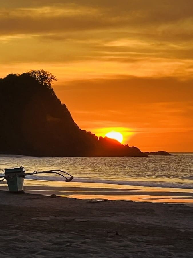 Coucher Soleil à Palawan aux Philippines dans notre article Visiter les Philippines : que faire et que voir sur les îles des Visayas #Philippines #Visayas #Îles #IslandLife #AsieDuSudEst 