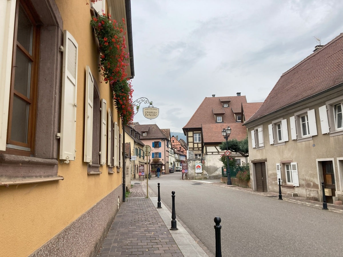 Village d'Eguisheim en Alsace dans notre article Faire la route des vins d’Alsace à vélo électrique #Alsace # #VinsAlsace #RouteDesVinsAlsace #Velo #VeloElectrique #France