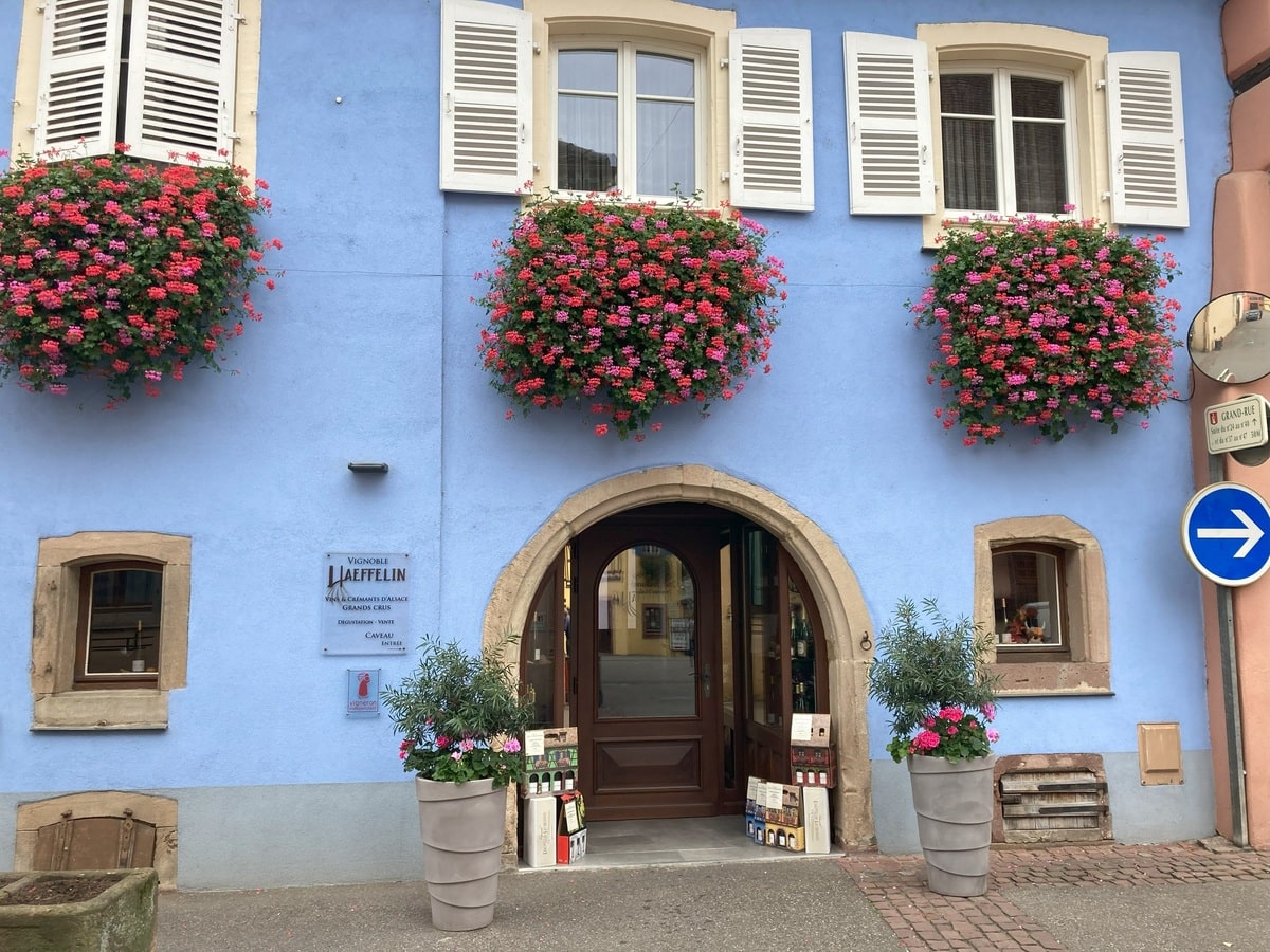 Architecture à Eiguisheim en Alsace dans notre article Faire la route des vins d’Alsace à vélo électrique #Alsace # #VinsAlsace #RouteDesVinsAlsace #Velo #VeloElectrique #France
