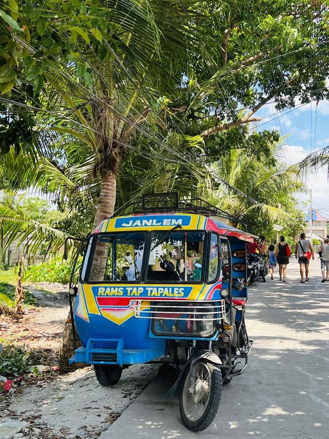 Tricycle aux Philippines dans notre article Visiter les Philippines : que faire et que voir sur les îles des Visayas #Philippines #Visayas #Îles #IslandLife #AsieDuSudEst 