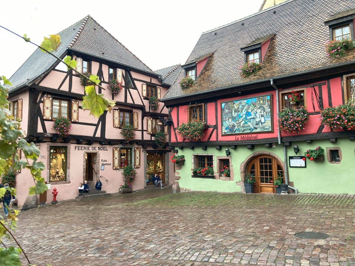 Village de Riquewihr en Alsace dans notre article Faire la route des vins d’Alsace à vélo électrique #Alsace # #VinsAlsace #RouteDesVinsAlsace #Velo #VeloElectrique #France
