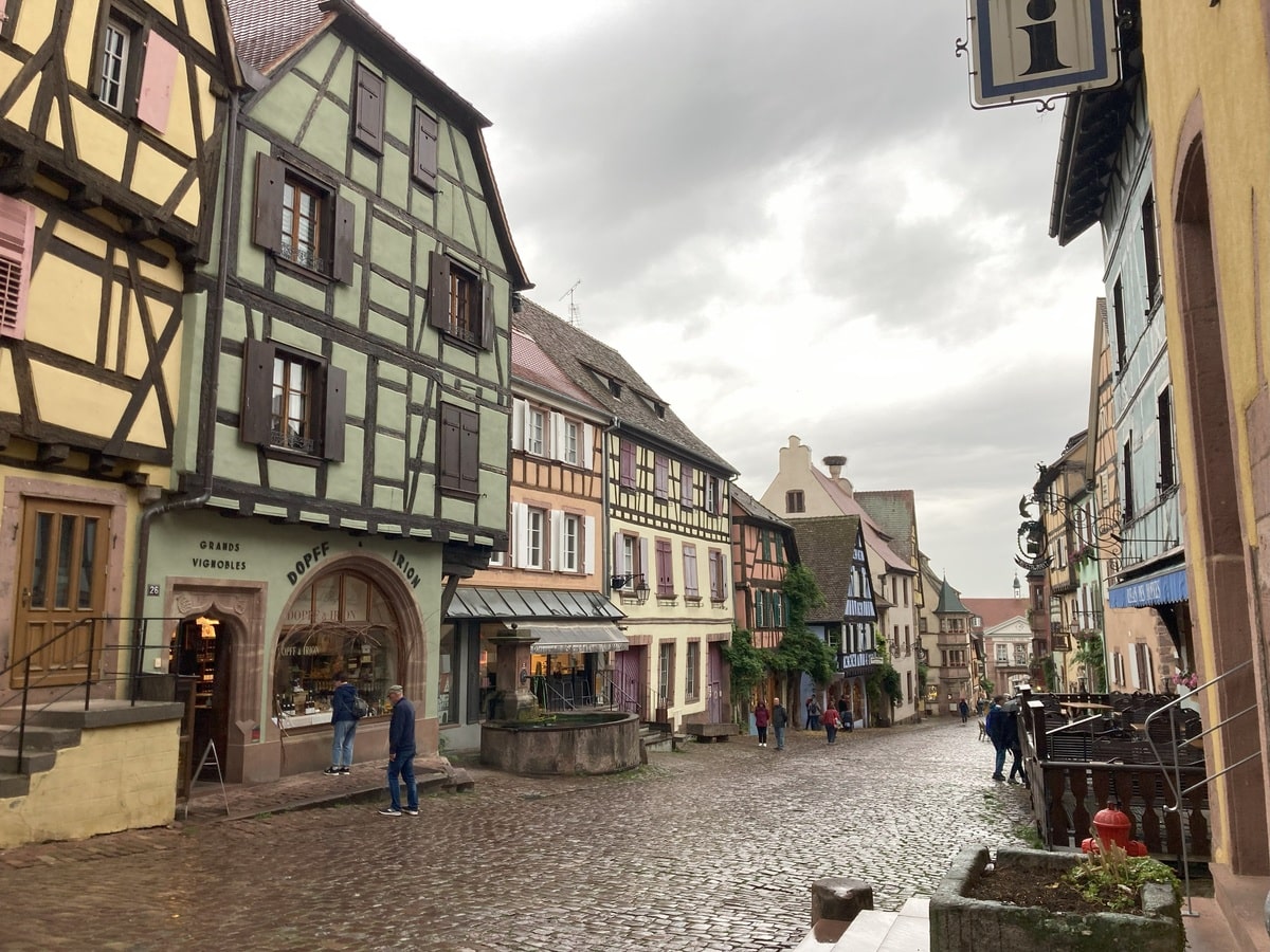 Architecture de Riquewihr en Alsace dans notre article Faire la route des vins d’Alsace à vélo électrique #Alsace # #VinsAlsace #RouteDesVinsAlsace #Velo #VeloElectrique #France