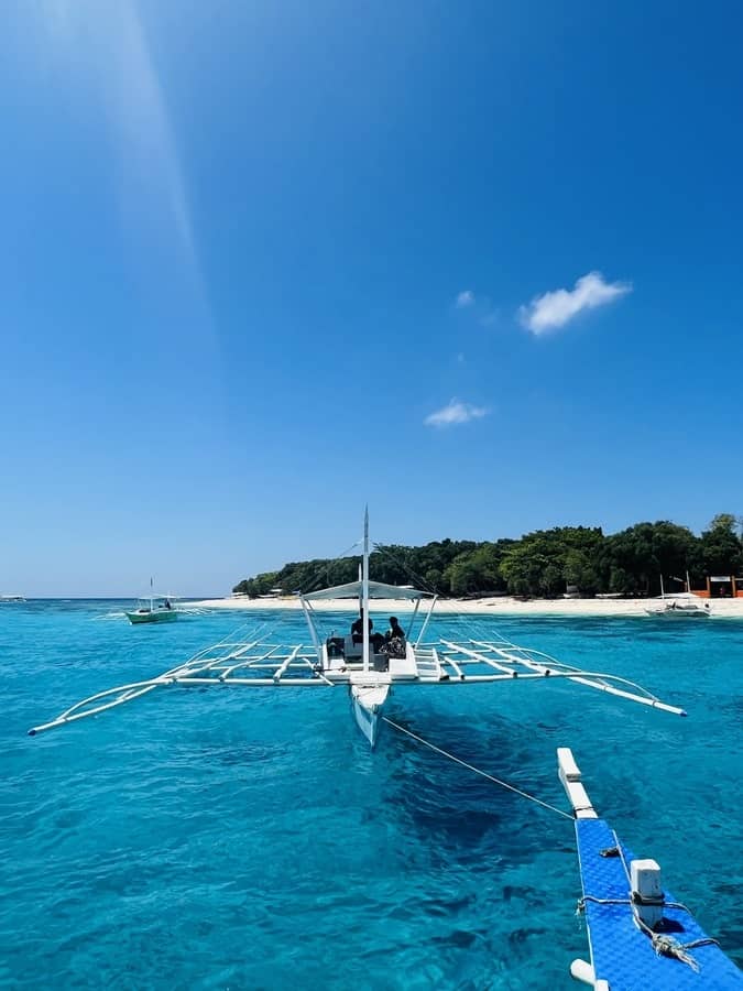 Bateau Bangka sur l'île de Balicasag dans notre article Visiter les Philippines : que faire et que voir sur les îles des Visayas #Philippines #Visayas #Îles #IslandLife #AsieDuSudEst 