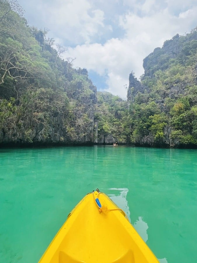 Kayak depuis El Nido à Palawan dans notre article Visiter les Philippines : que faire et que voir sur les îles des Visayas #Philippines #Visayas #Îles #IslandLife #AsieDuSudEst 