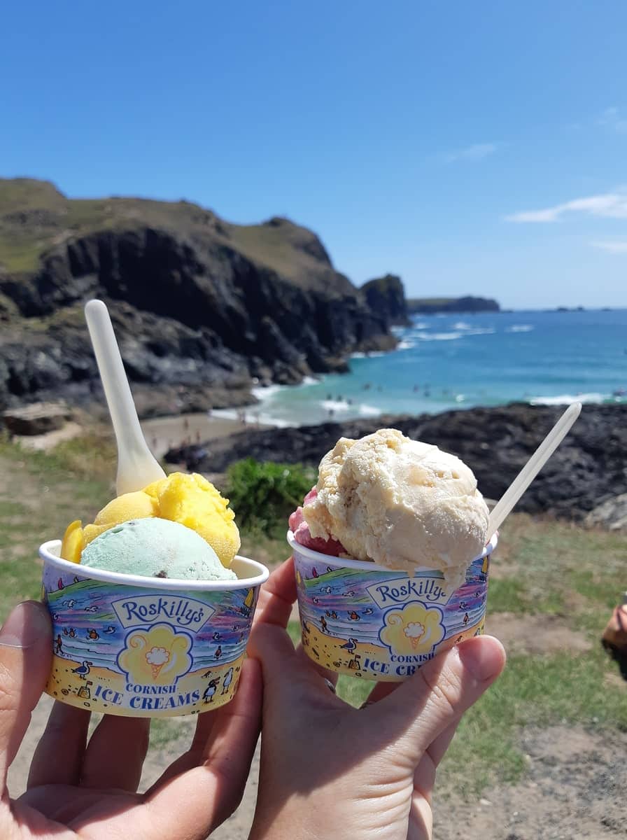 Cornish Ice Cream à Kynance Cove dans notre article Visiter les Cornouailles en Angleterre : Que faire dans les Cornouailles en 12 incontournables #Cornouailles #VisiterCornouailles #Angleterre #RoyaumeUni #UK